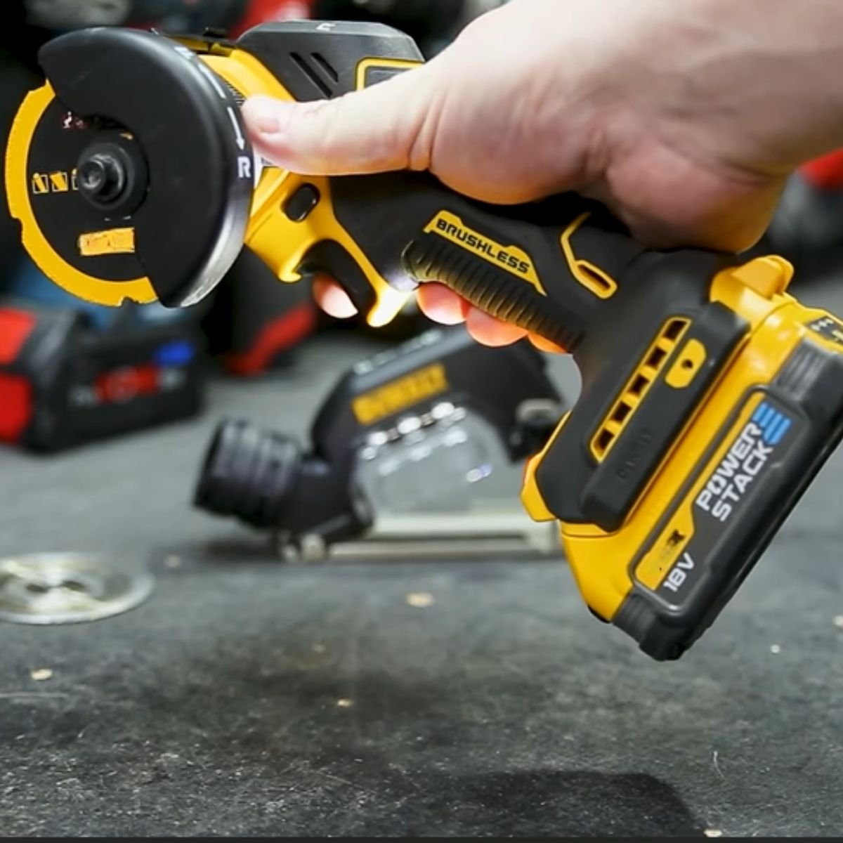 Smerigliatrice angolare cordless professionale con kit completo